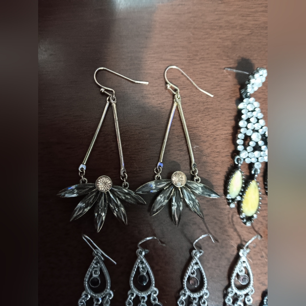 8 Earrings Bundle - Picture 3 of 6